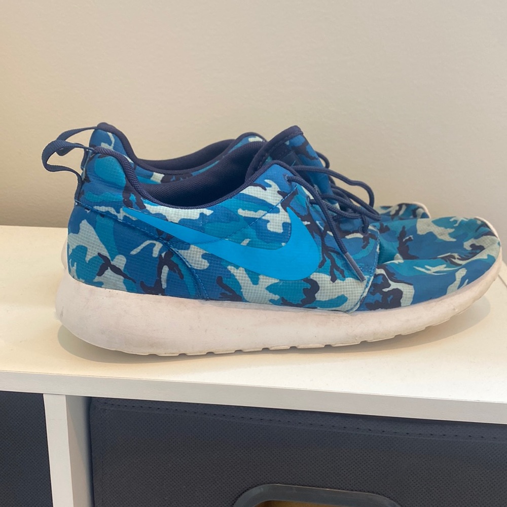 NIKE ROSHE RUN MENS SIZE 10.5 - BLUE CAMO
